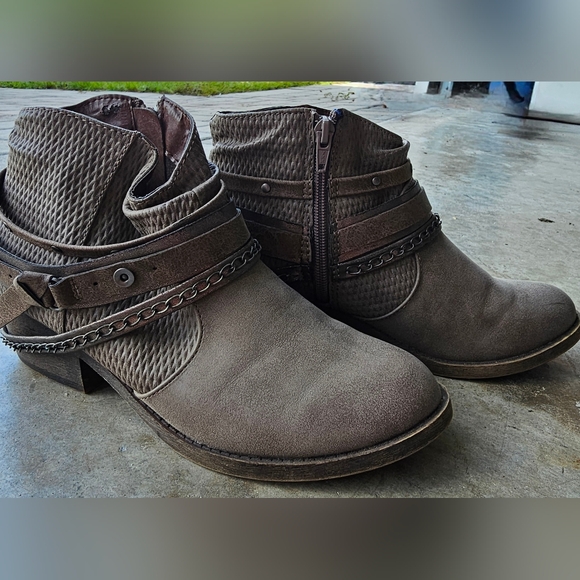 Kohl's Taupe Ankle Boots with Chain Accent - Picture 1 of 4